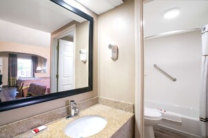 Bañera con ducha, secador de pelo, toallas