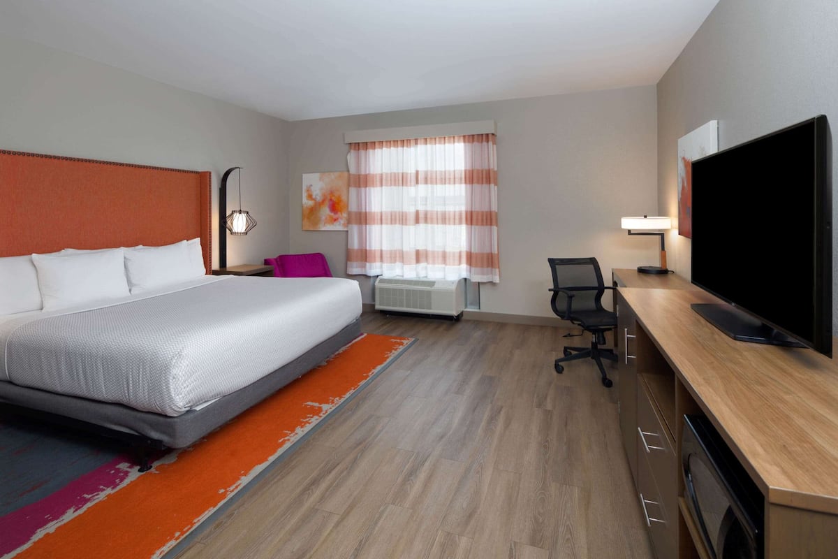 Chambre, 1 trÚs grand lit, accessible aux personnes à mobilité réduite, non-fumeur (Mobility)