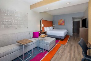 غرفة ديلوكس - سرير ملكي - لغير المدخنين | مكتب ومساحة عمل للكمبيوتر المحمول وستائر تعتيم ومكواة/لوح كي