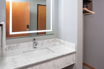 Super 8 by Wyndham McHenry/Fox Lake Area