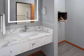 Combined shower/tub, free toiletries, hair dryer, towels