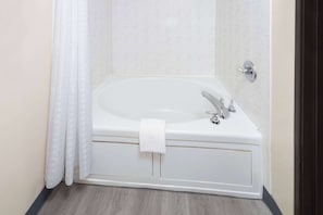 Ensemble douche/baignoire, articles de toilette gratuits, sèche-cheveux