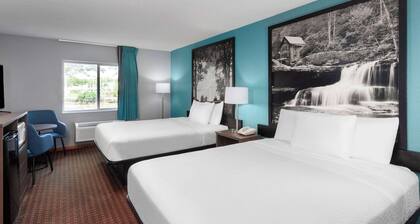 Super 8 by Wyndham McHenry/Fox Lake Area