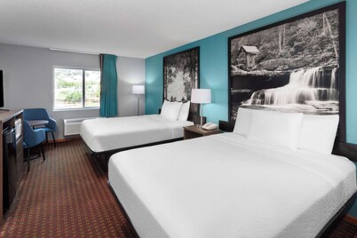 Super 8 by Wyndham McHenry/Fox Lake Area