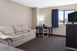 办公桌、遮光窗帘、熨斗/熨衣板、婴儿床