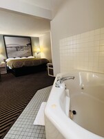 华丽开间套房, 1 张特大床, 无烟房 | 办公桌、遮光窗帘、熨斗/熨衣板、婴儿床