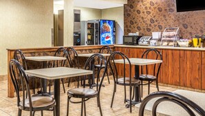 Un restaurante con mostrador, zona de mesas y máquinas expendedoras.