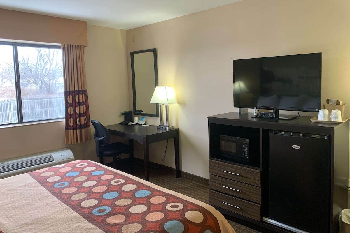 Room, 1 Queen Bed, Accessible, Bathtub | Desk, iron/ironing board, free cribs/infant beds, rollaway beds