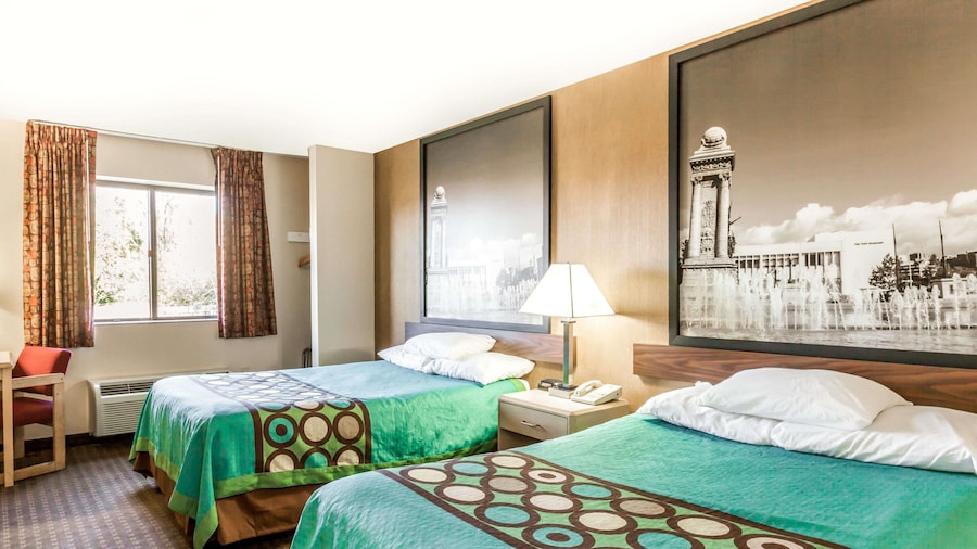 Super 8 by Wyndham Liverpool/Clay/Syracuse Area
