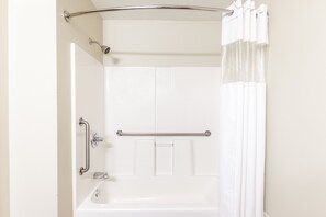 Suite estudio, 2 camas matrimoniales, para no fumadores | Baño | Amenidades de baño de diseñador, secadora de cabello, toallas 