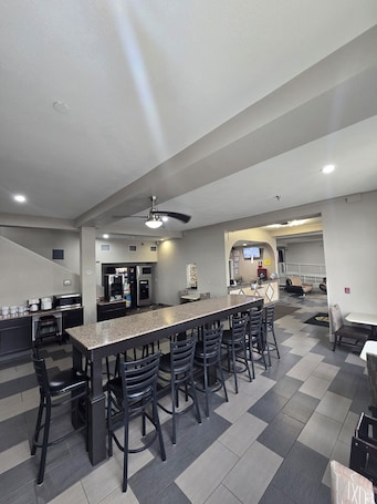 Desayuno continental incluido todos los días . Super 8 by Wyndham Kansas City