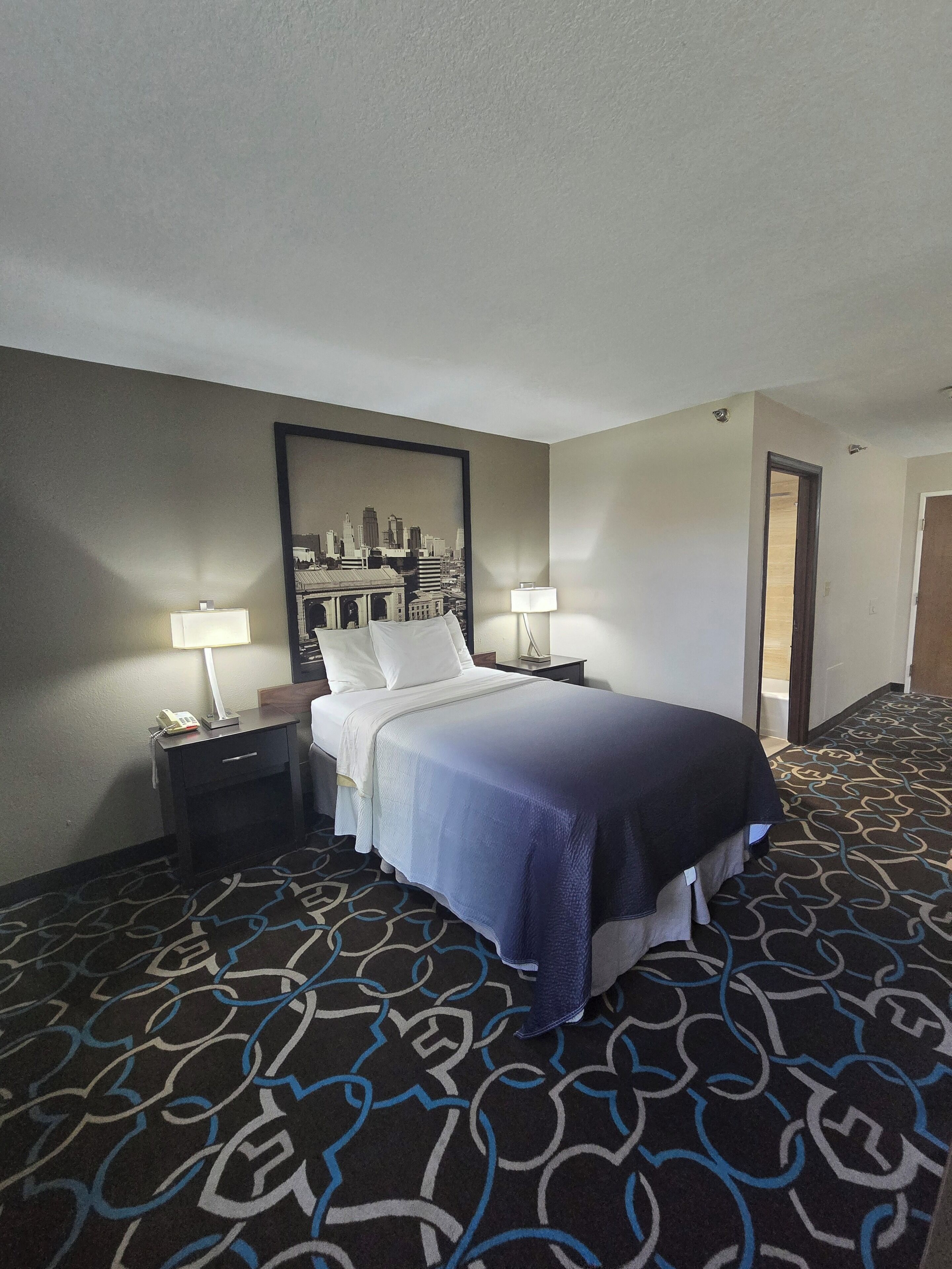 Bureau, fer et planche à repasser, lit de bébé (gratuit)