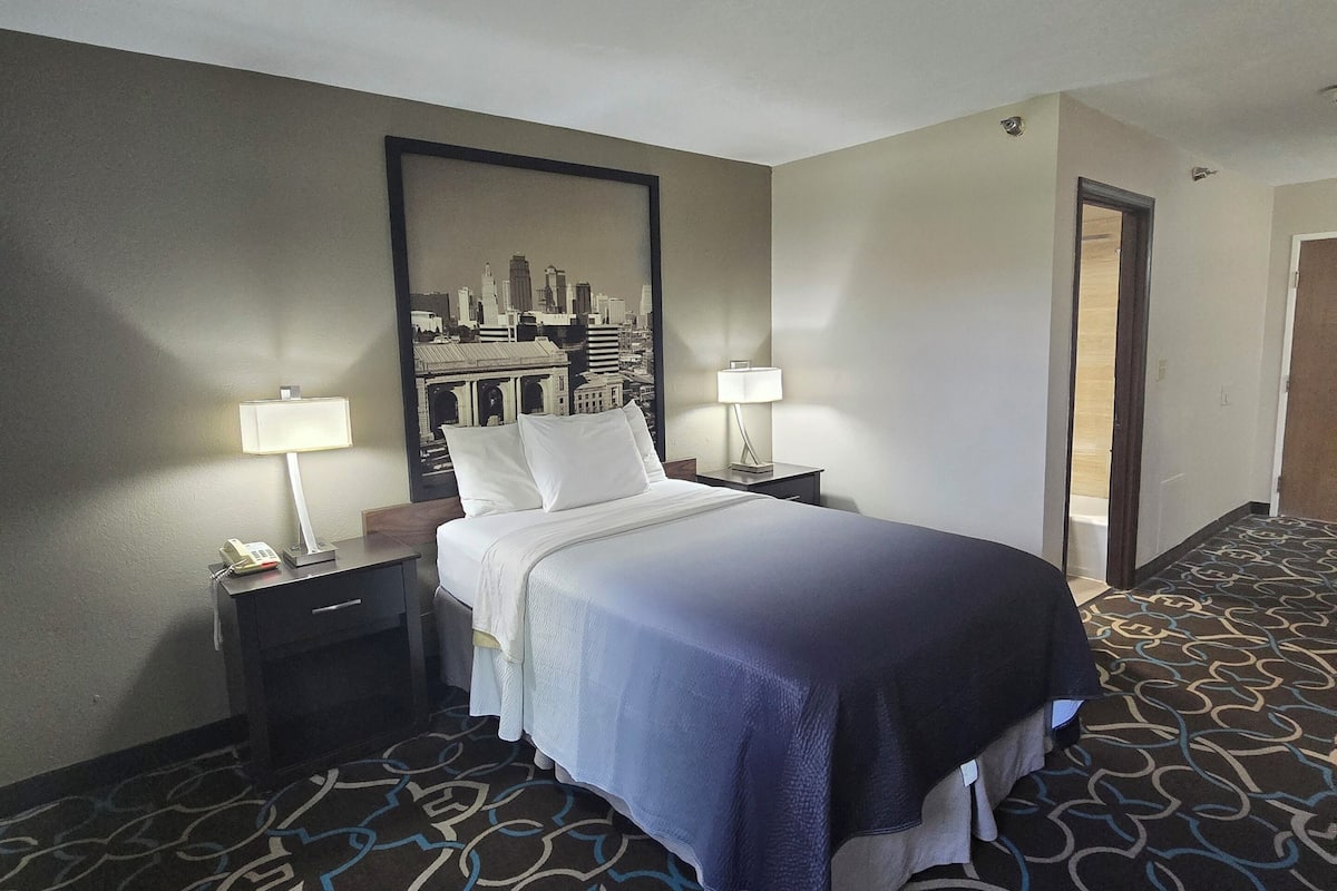 Bureau, fer et planche à repasser, lit de bébé (gratuit)