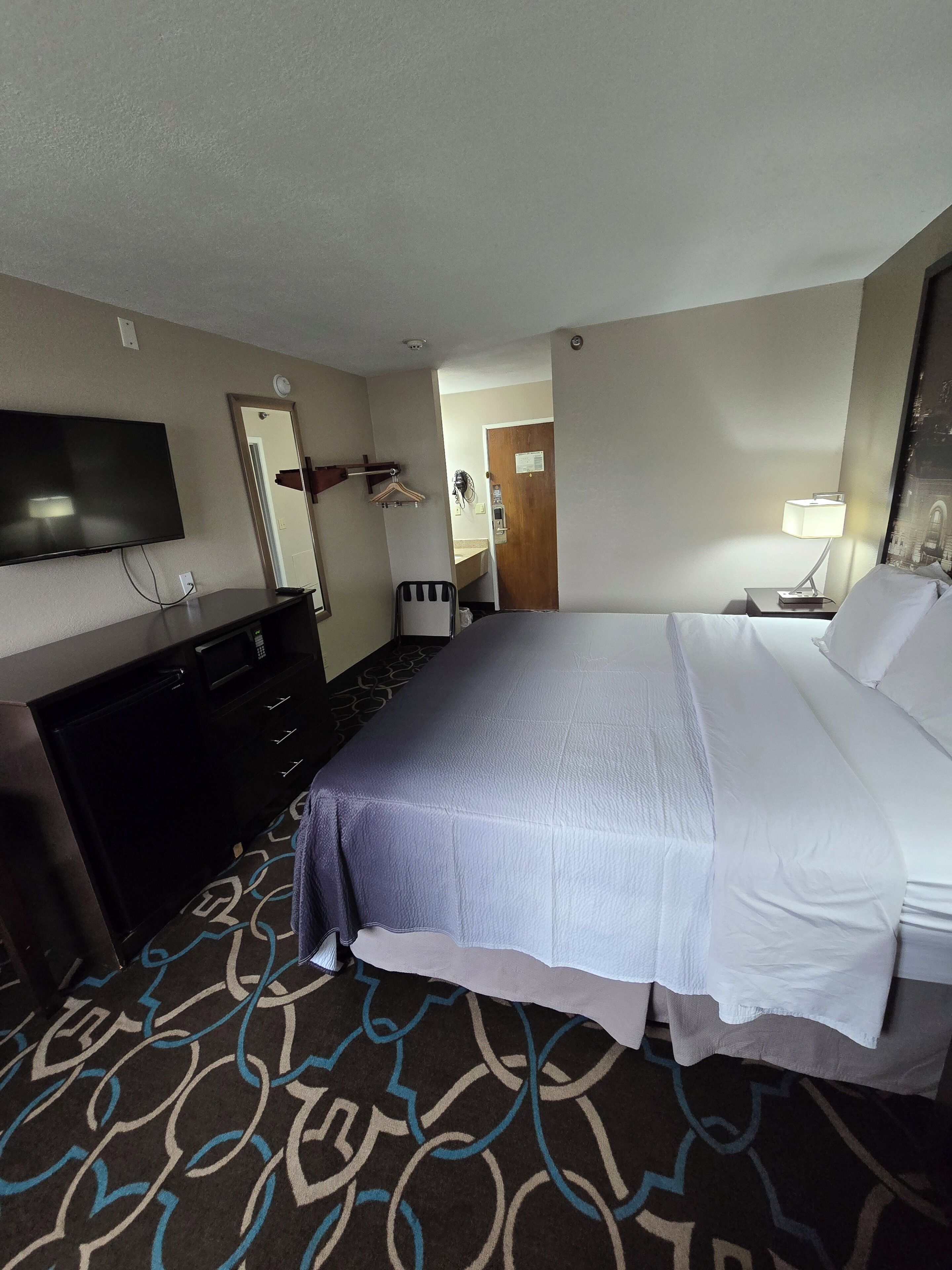 Bureau, fer et planche à repasser, lit de bébé (gratuit)