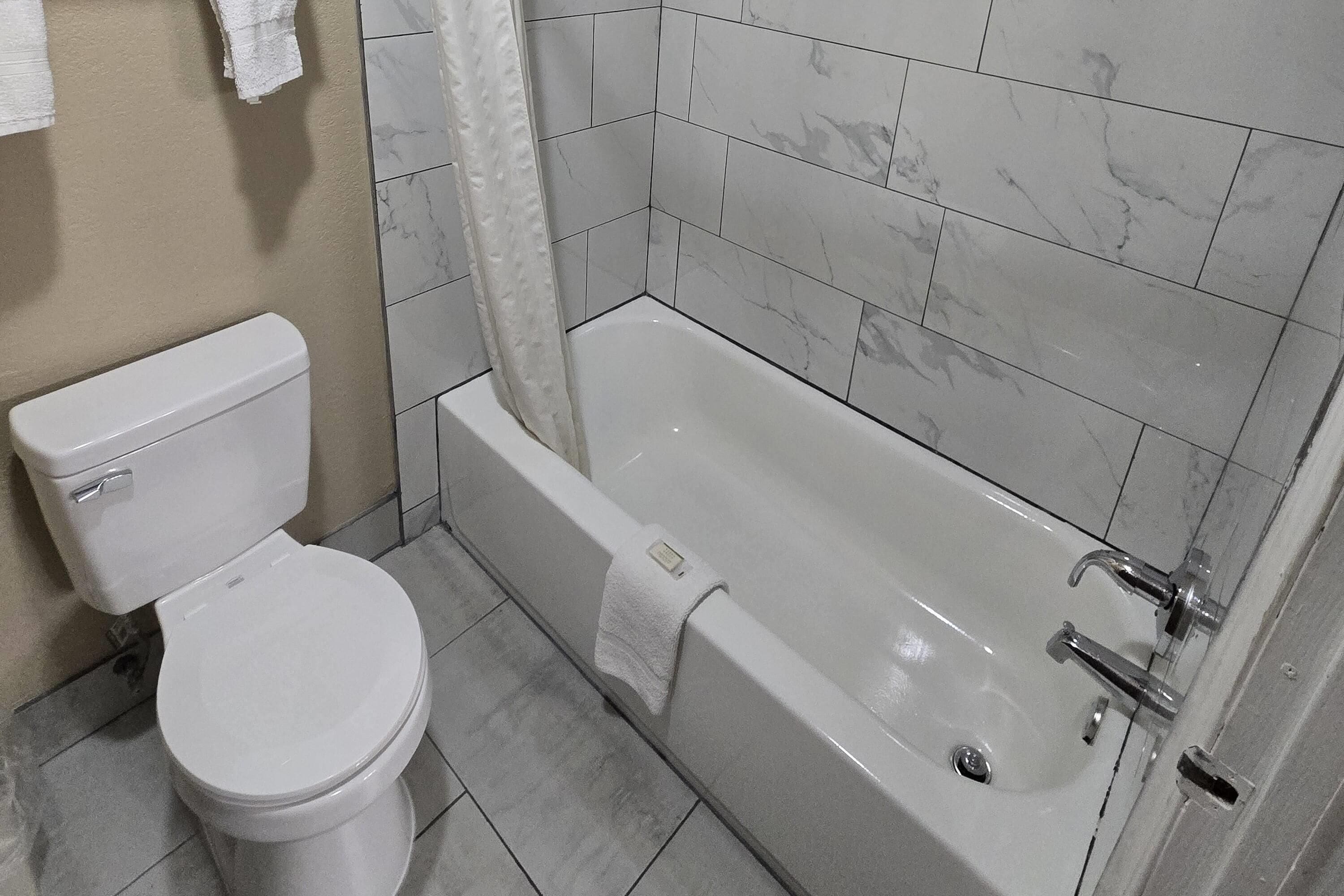 Combined shower/tub, hair dryer, towels