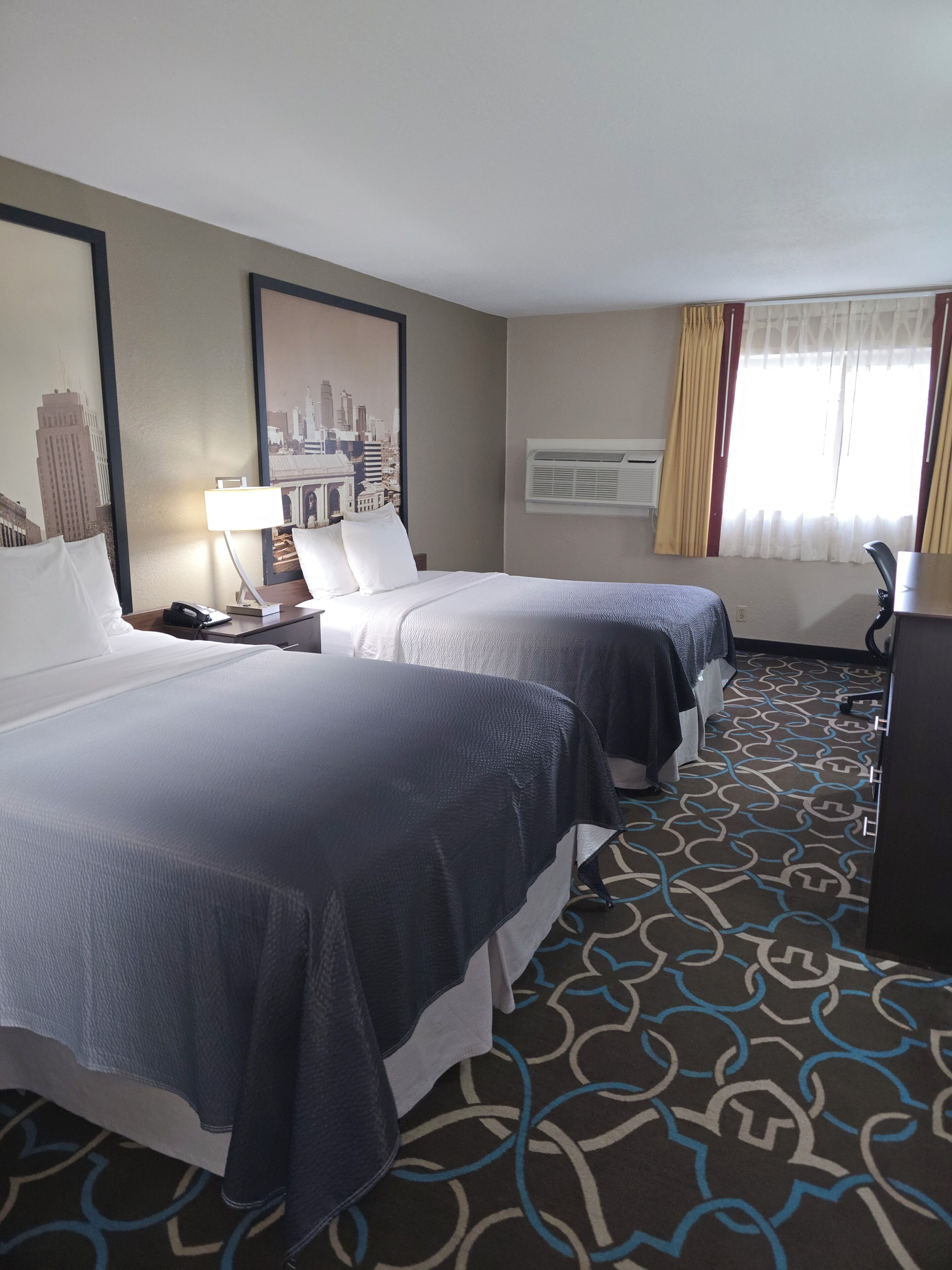 Bureau, fer et planche à repasser, lit de bébé (gratuit)