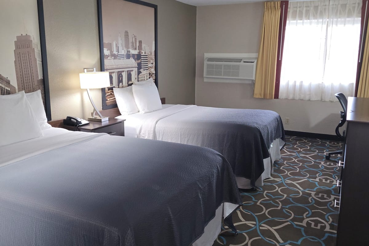 Bureau, fer et planche à repasser, lit de bébé (gratuit)