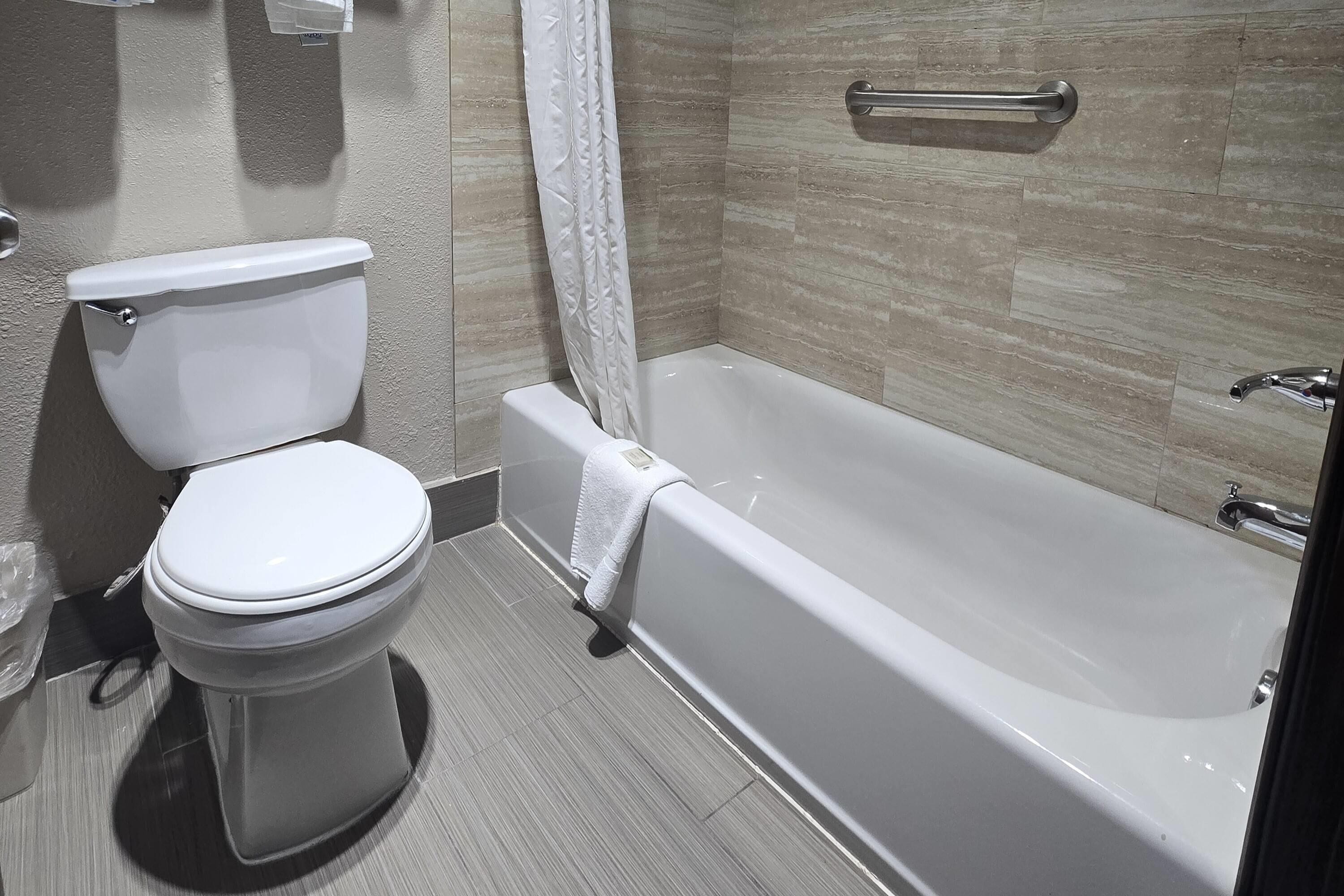 Combined shower/tub, hair dryer, towels