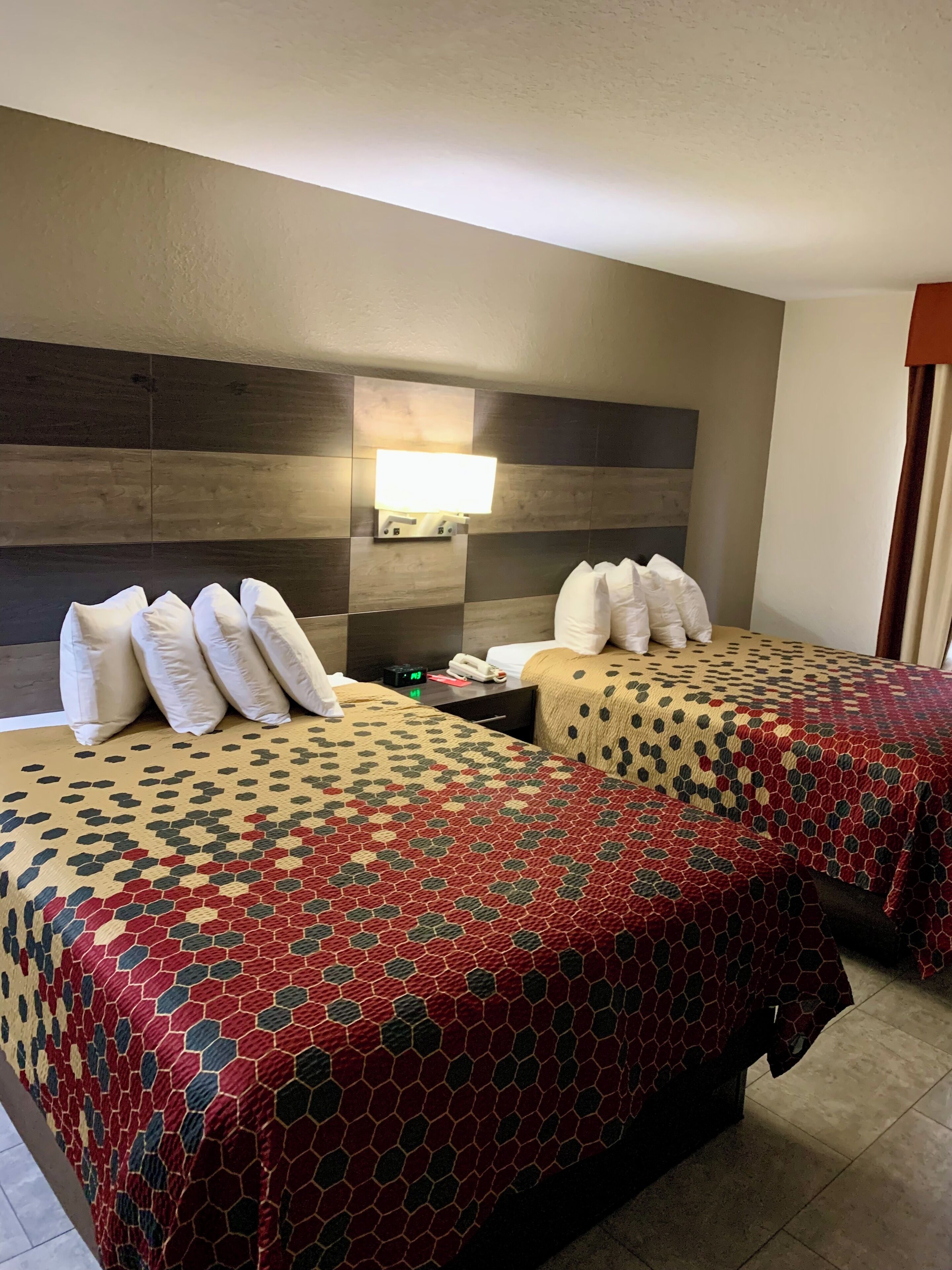 Escriptori, cortines opaques i planxa i posts de planxar 