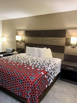 Escritorio, cortinas blackout y tabla de planchar con plancha 