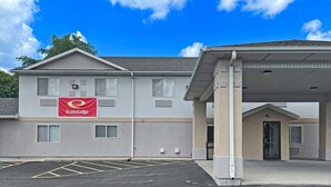 A two-story building with a sign for EconoLodge. - Econo Lodge Chillicothe (Chillicothe)
