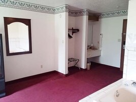 Suite | Desk, free WiFi, bed sheets