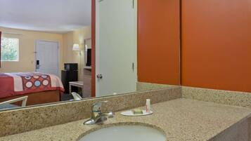 Tina con regadera, amenidades de baño gratuitas, secadora de cabello