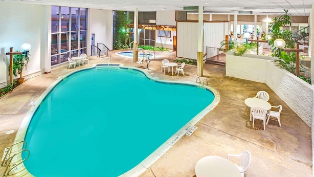 Pool - Super 8 by Wyndham Norman (Norman)