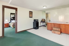 Suite, 1 habitación, para fumadores | Escritorio, espacio para trabajar con laptop y cortinas blackout