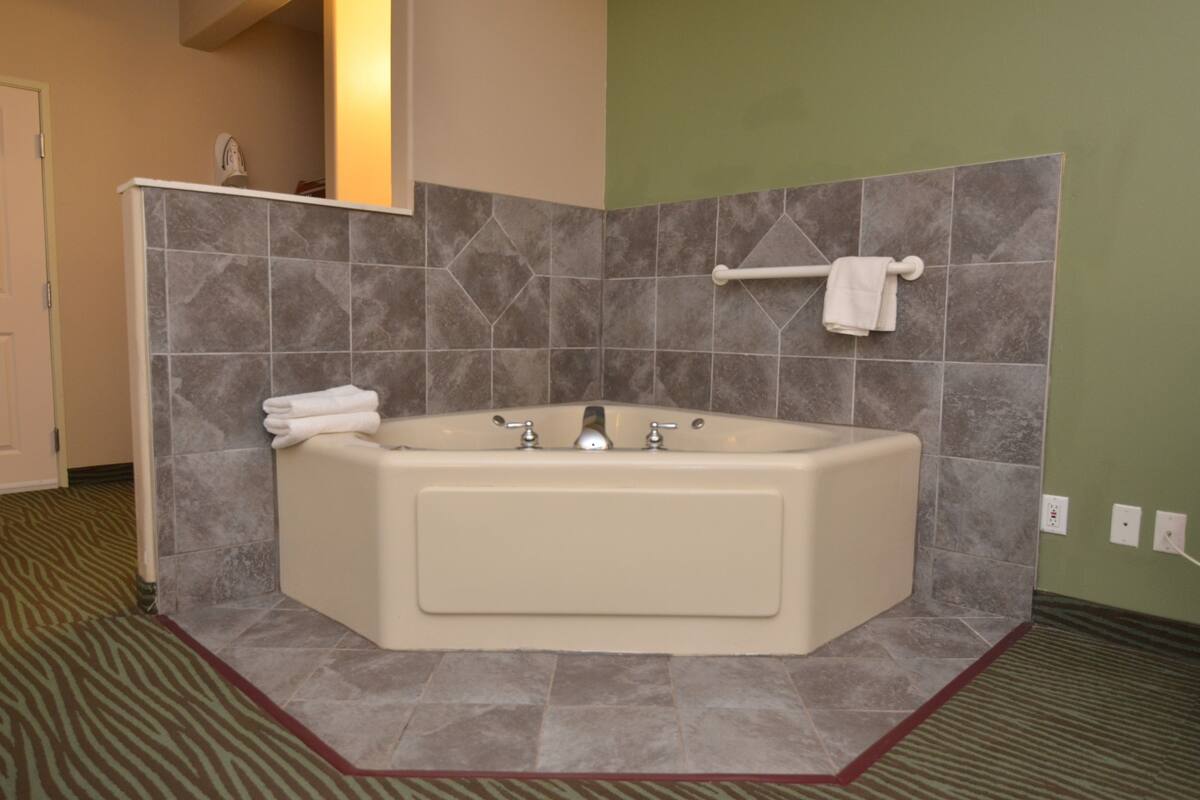 deluxe suite, 1 king bed, non smoking | jetted bathtub