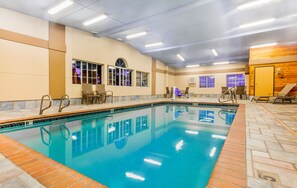 Indoor pool - AmericInn by Wyndham Des Moines Airport (Des Moines)