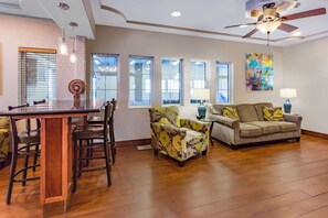 Lobby - AmericInn by Wyndham Des Moines Airport (Des Moines)