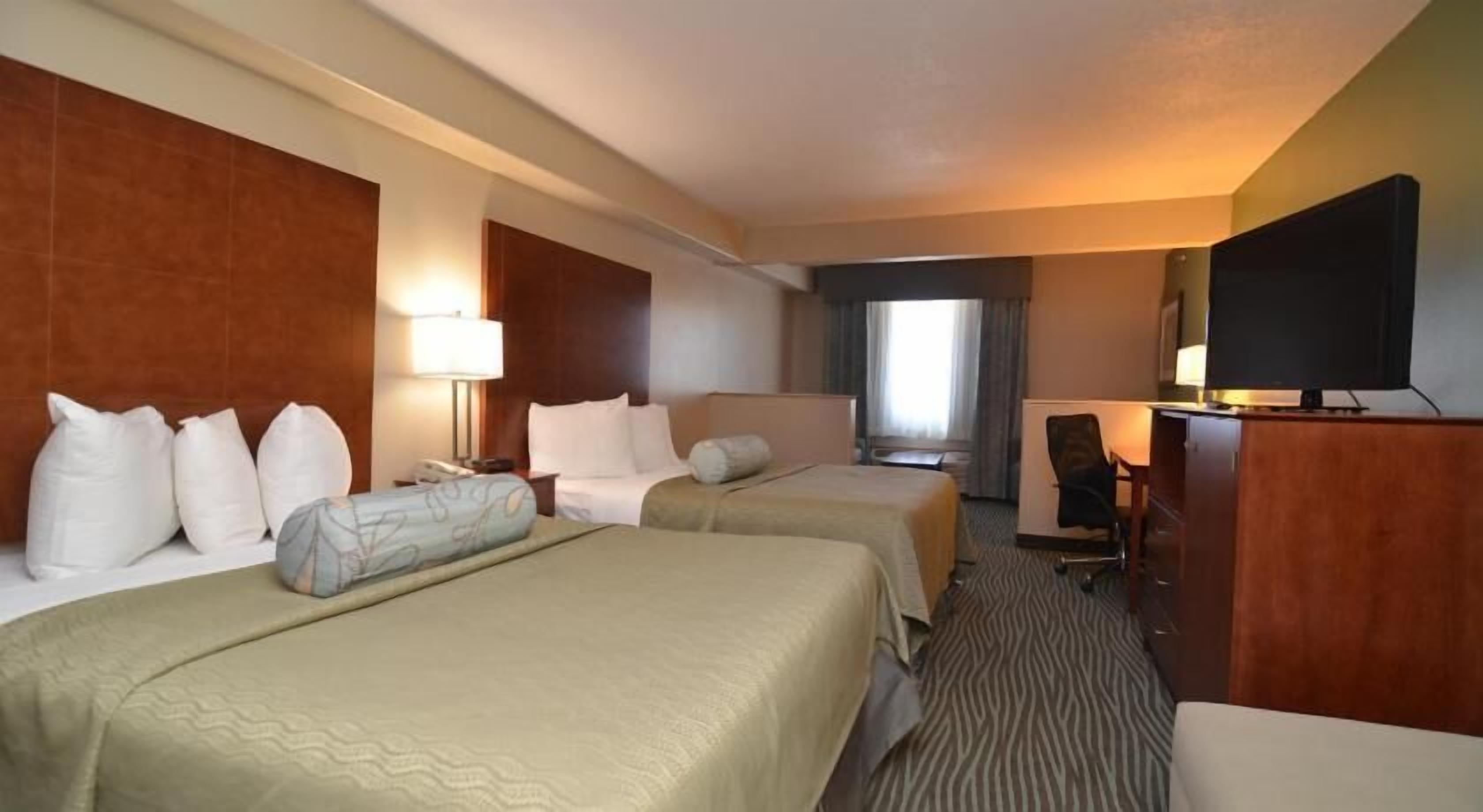 Escritorio, cortinas blackout y insonorización 