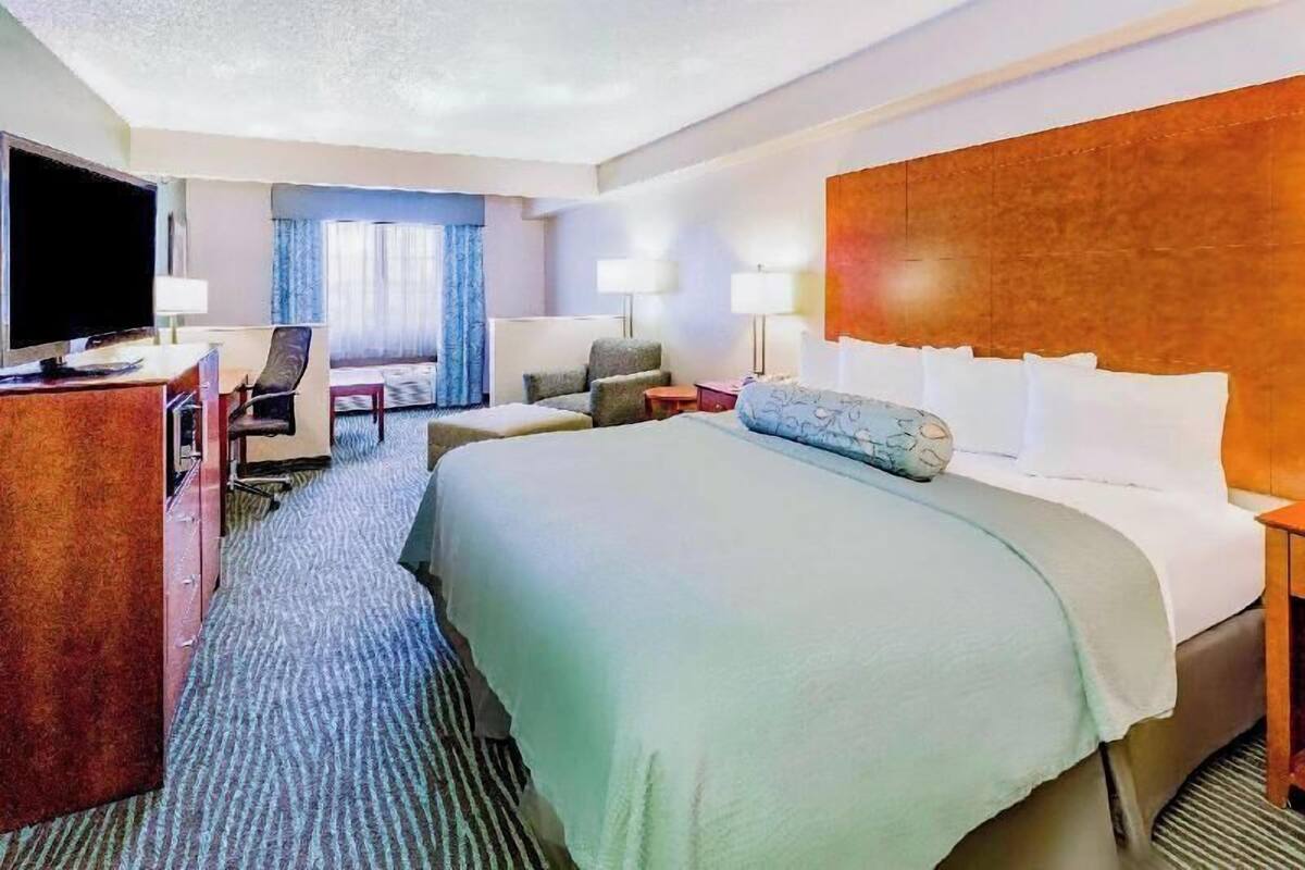 Escritorio, cortinas blackout y insonorización