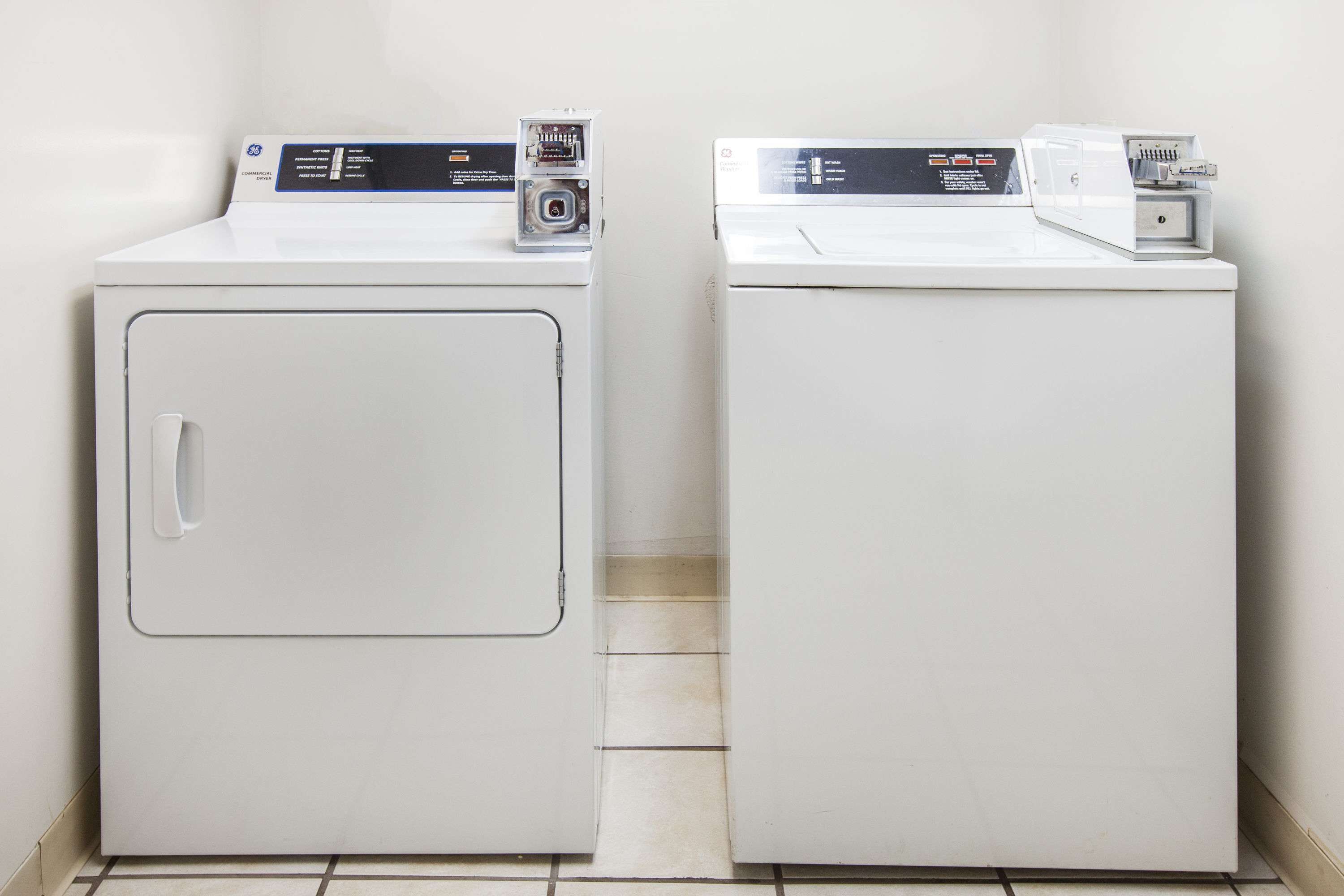 朝食 (コンチネンタル ブレックファスト)、毎日提供 (無料)