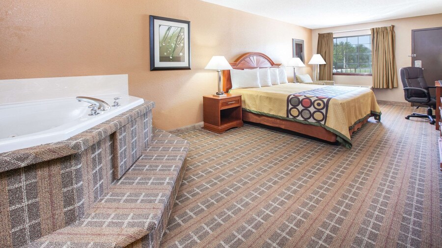 Super 8 by Wyndham Clinton