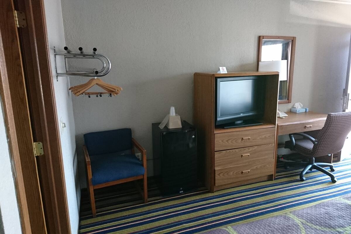 Standard Room, 1 King Bed, Non Smoking, Jetted Tub