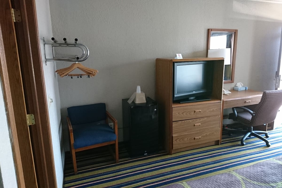 Standard Room, 1 King Bed, Non Smoking, Jetted Tub | Free WiFi, bed sheets