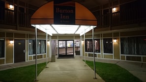 Front of property - evening/night - Burton Inn & Suites (Burton)