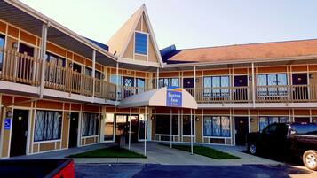 Vista frontal de la propiedad