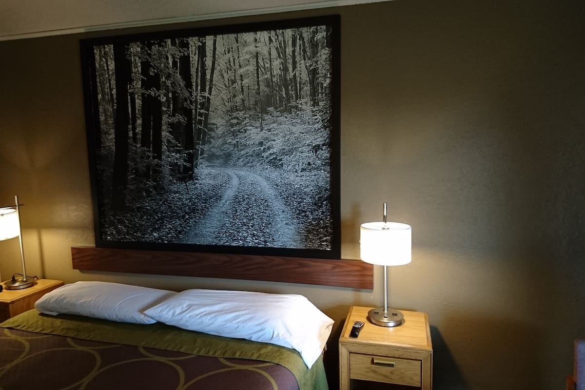 Standard Room, 1 King Bed, Non Smoking | Free WiFi, bed sheets