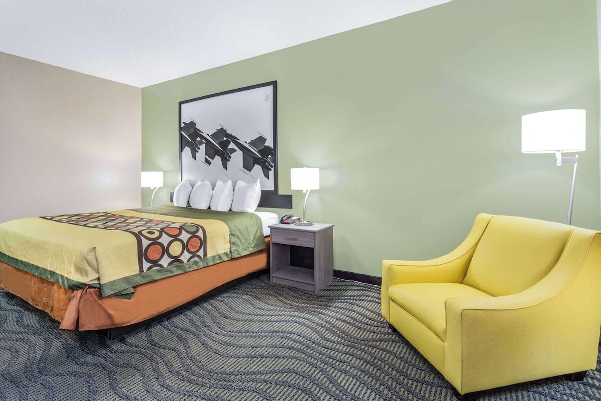 Chambre Standard, 1 trĂšs grand lit, non-fumeur | Bureau, rideaux dâobscurcissement, fer et planche Ă repasser