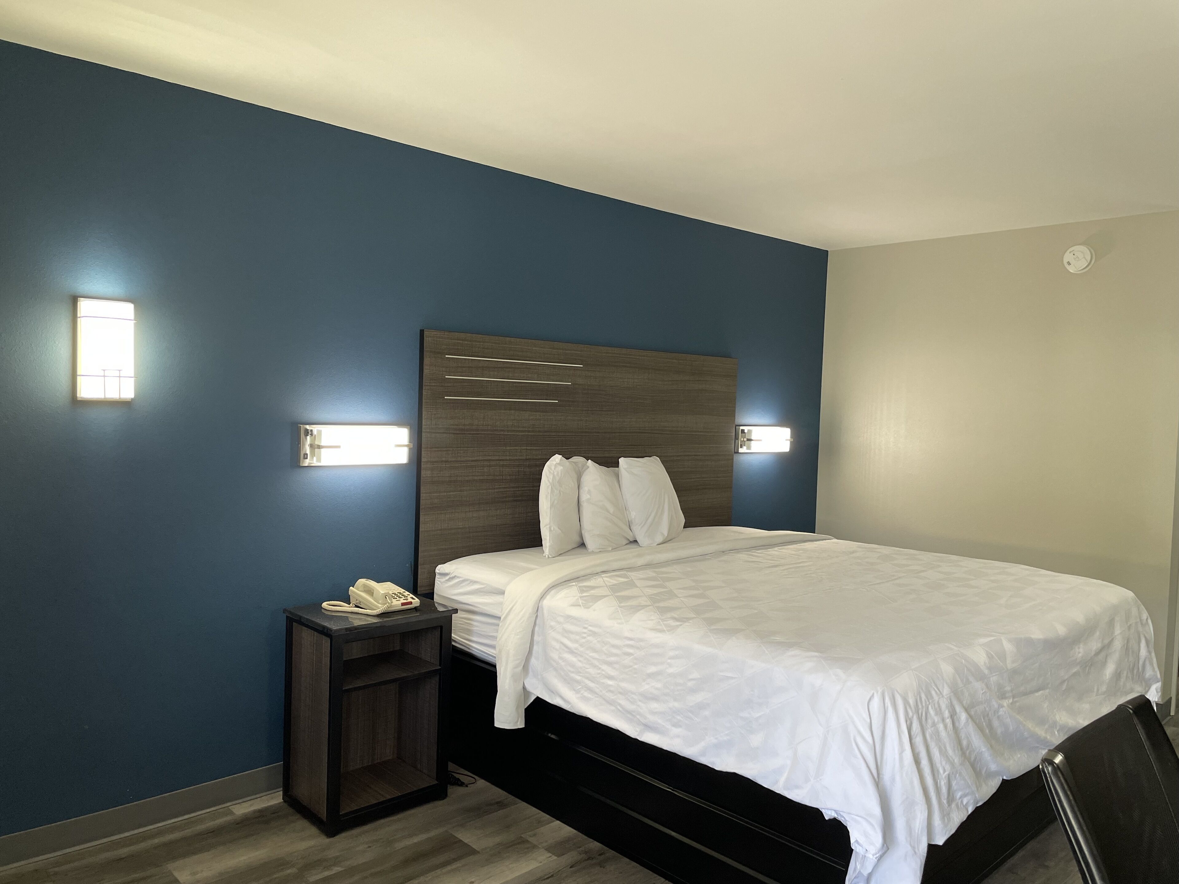 مكتب وواي فاي مجانًا وملاءات أسرّة