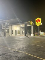 Un Griffin Inn & Suites con una entrada bien iluminada y un letrero visible.
