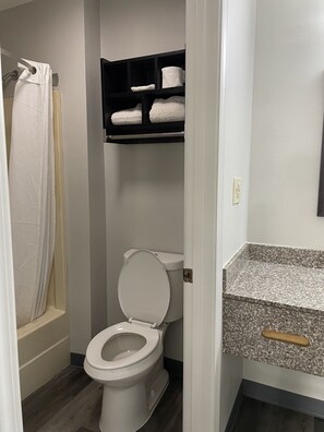 Combined shower/tub, free toiletries, towels