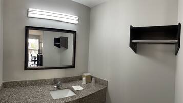 Deluxe Room, 1 Double Bed | Bathroom | Combined shower/bathtub, free toiletries, towels