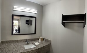 Deluxe Room, 1 Double Bed | Bathroom