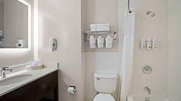 Combined shower/tub, free toiletries, hair dryer, towels