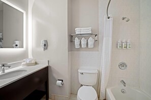 Combined shower/tub, free toiletries, hair dryer, towels