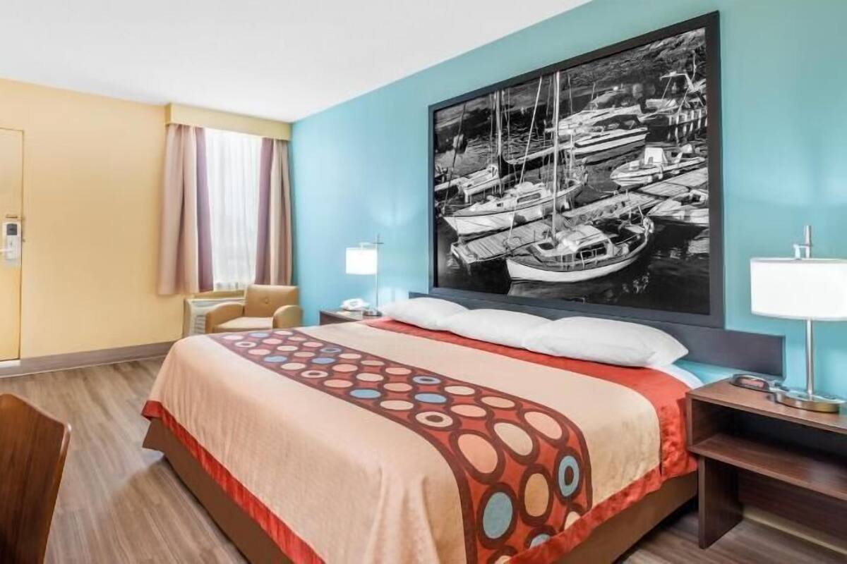 Desk, free cribs/infant beds, rollaway beds, free WiFi